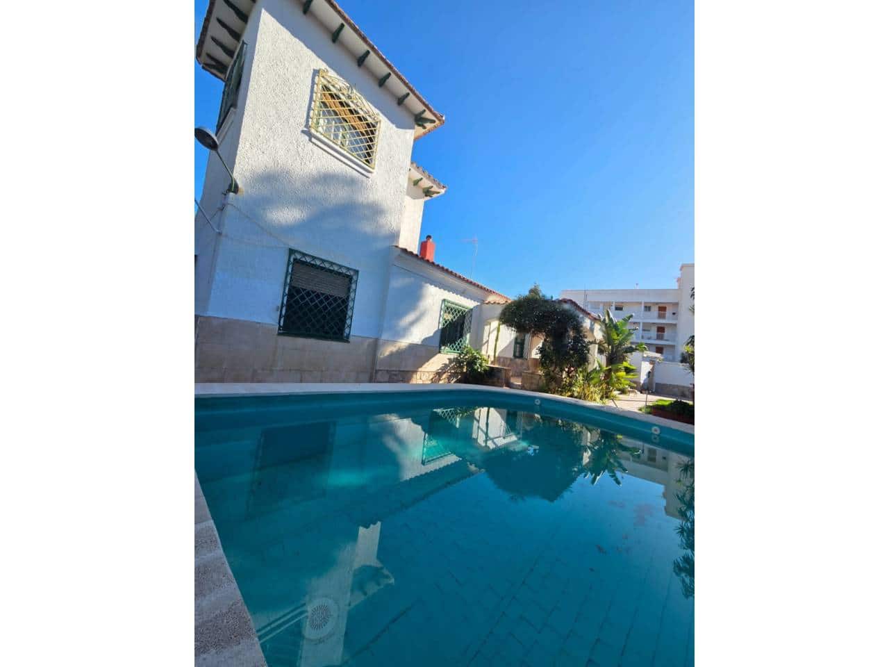 4 bedroom Villa for rent in El Campello with pool garage - € 2,000 (Ref: 9429114)