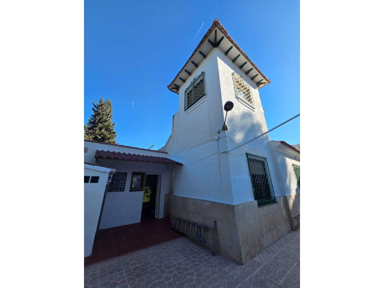 4 bedroom Villa for rent in El Campello with pool garage - € 2,000 (Ref: 9429114)