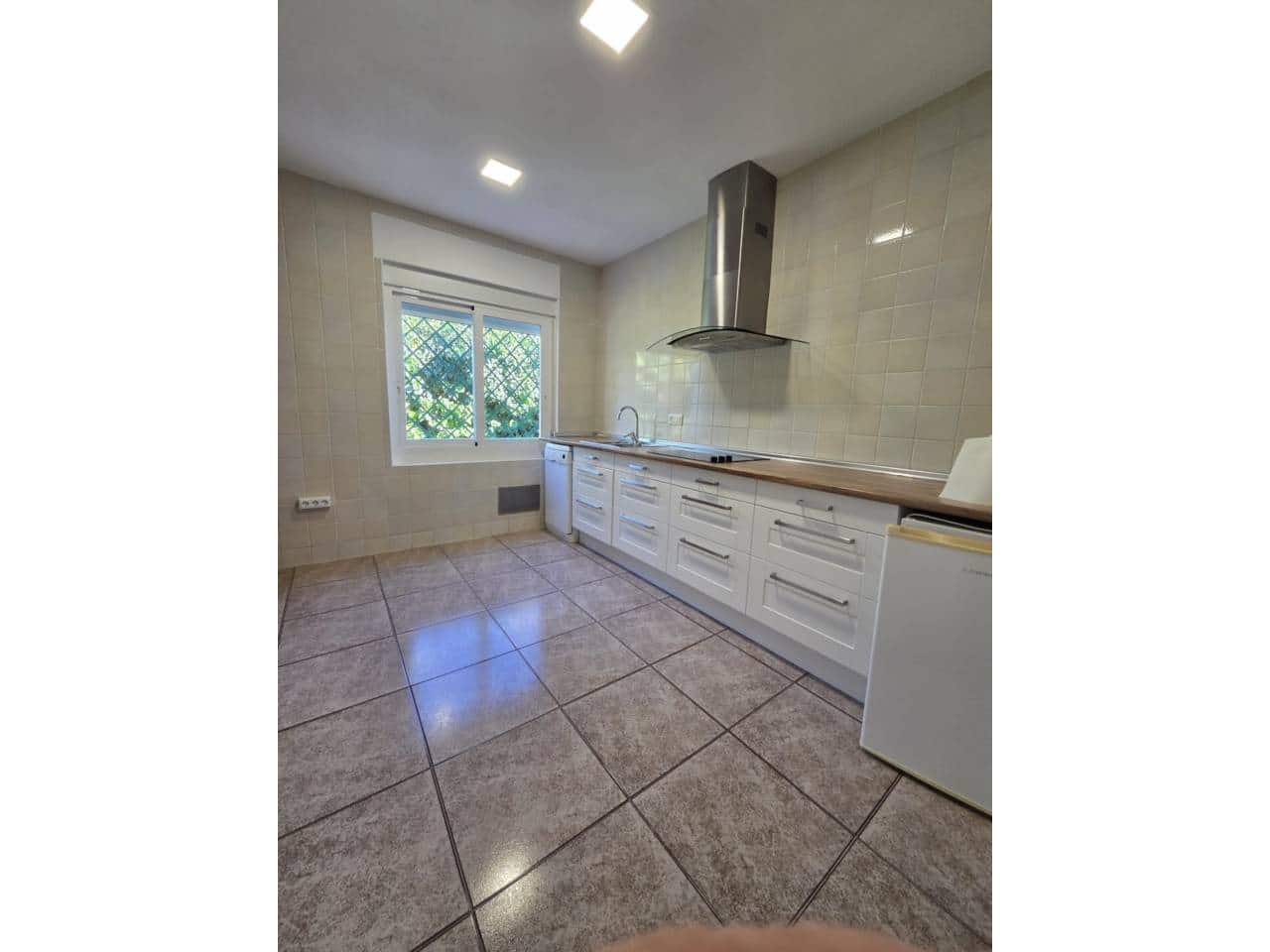 4 bedroom Villa for rent in El Campello with pool garage - € 2,000 (Ref: 9429114)