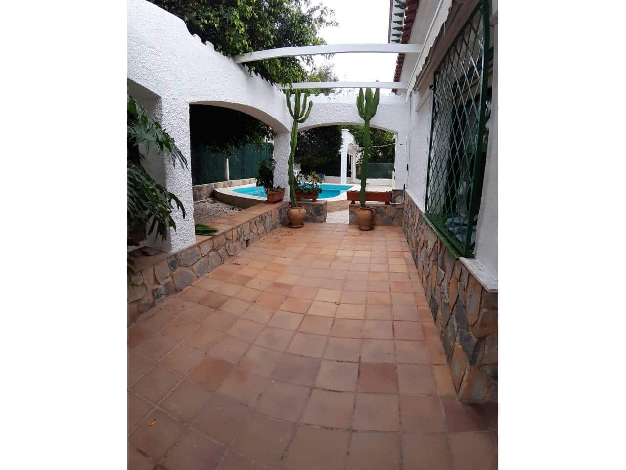 4 bedroom Villa for rent in El Campello with pool garage - € 2,000 (Ref: 9429114)