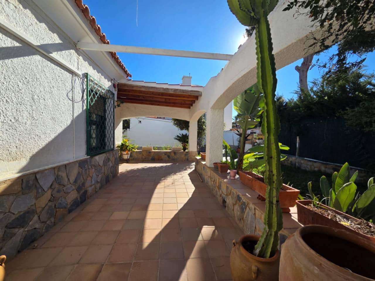 4 bedroom Villa for rent in El Campello with pool garage - € 2,000 (Ref: 9429114)