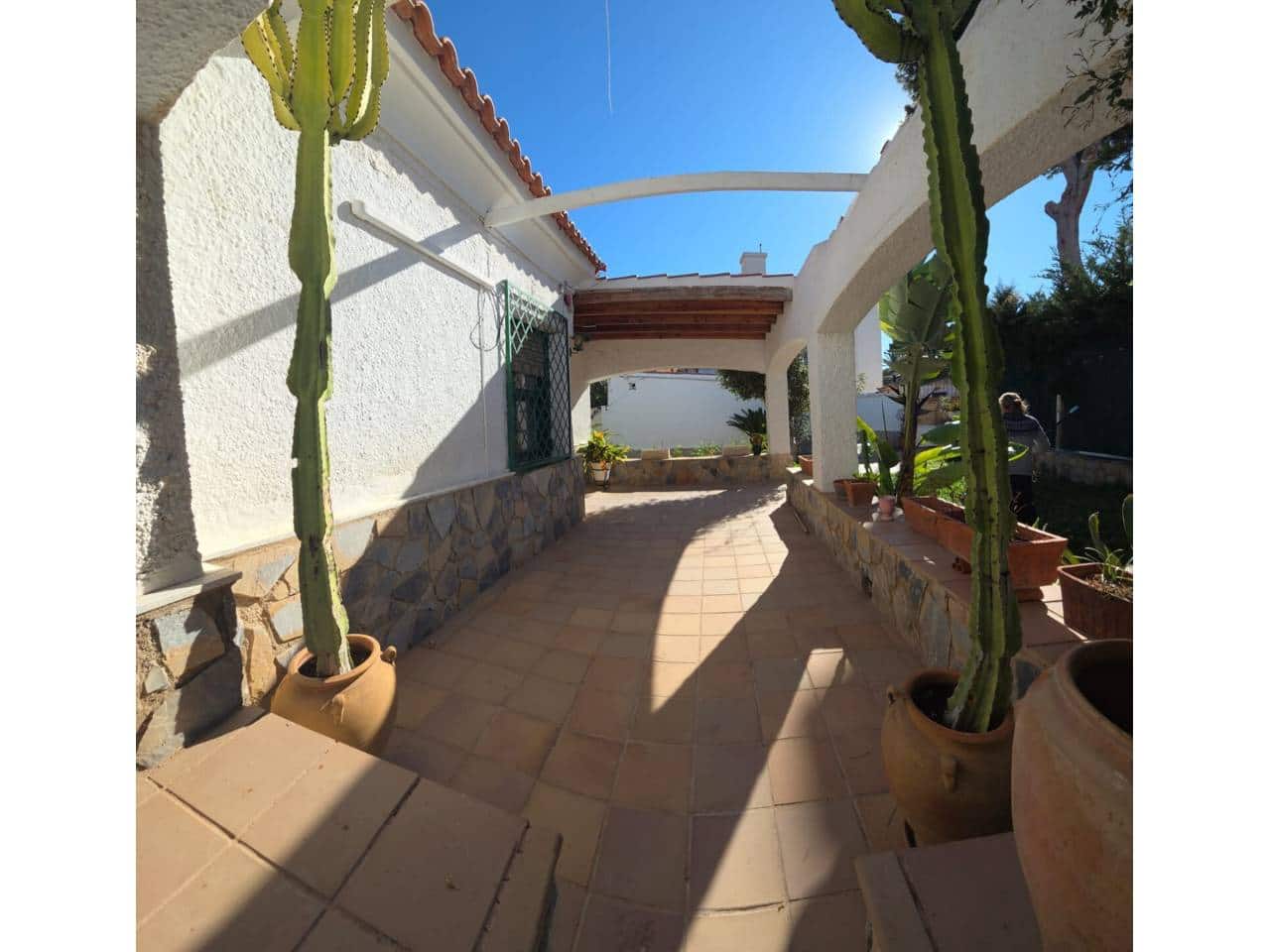 4 bedroom Villa for rent in El Campello with pool garage - € 2,000 (Ref: 9429114)