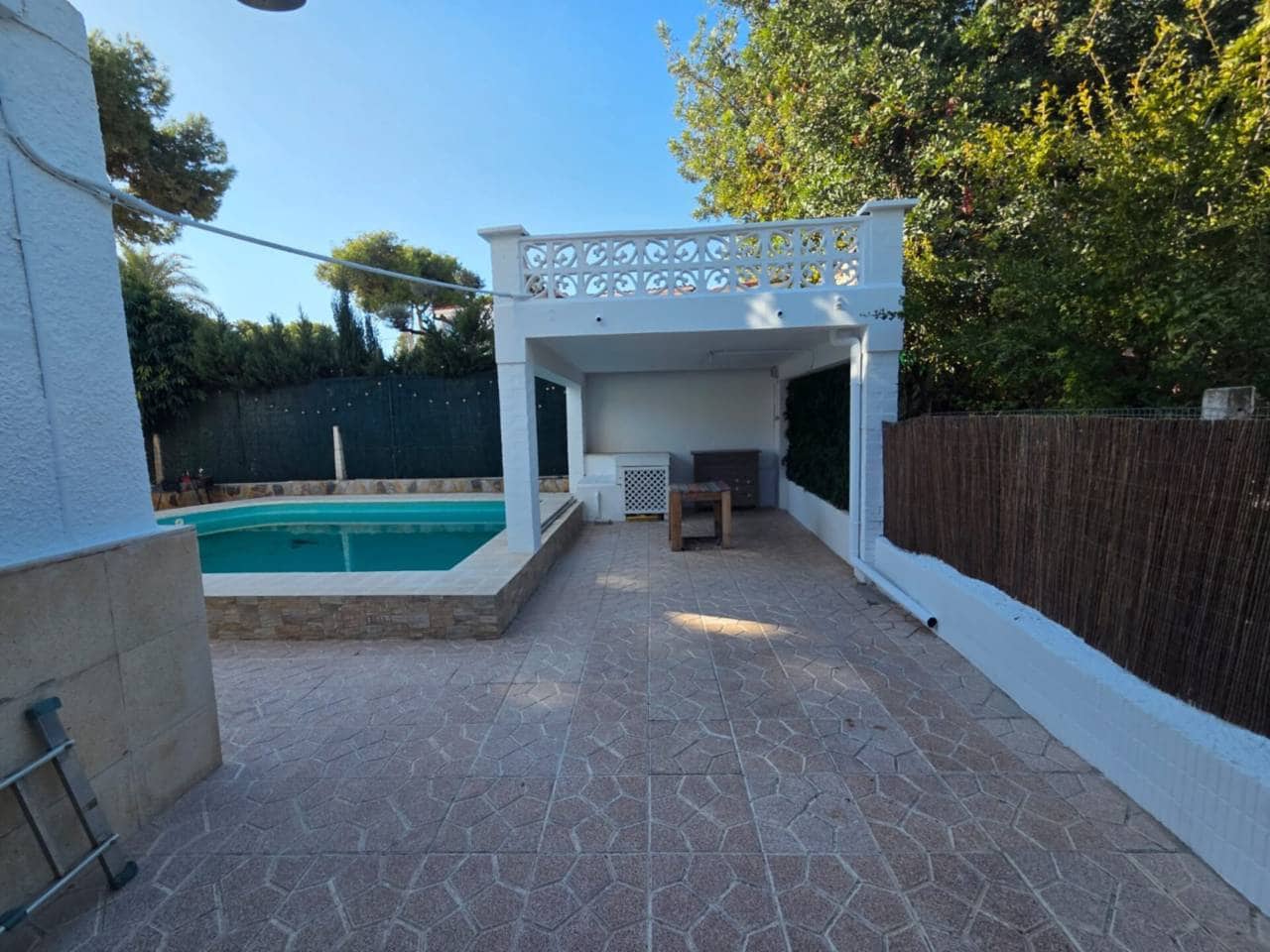 4 bedroom Villa for rent in El Campello with pool garage - € 2,000 (Ref: 9429114)