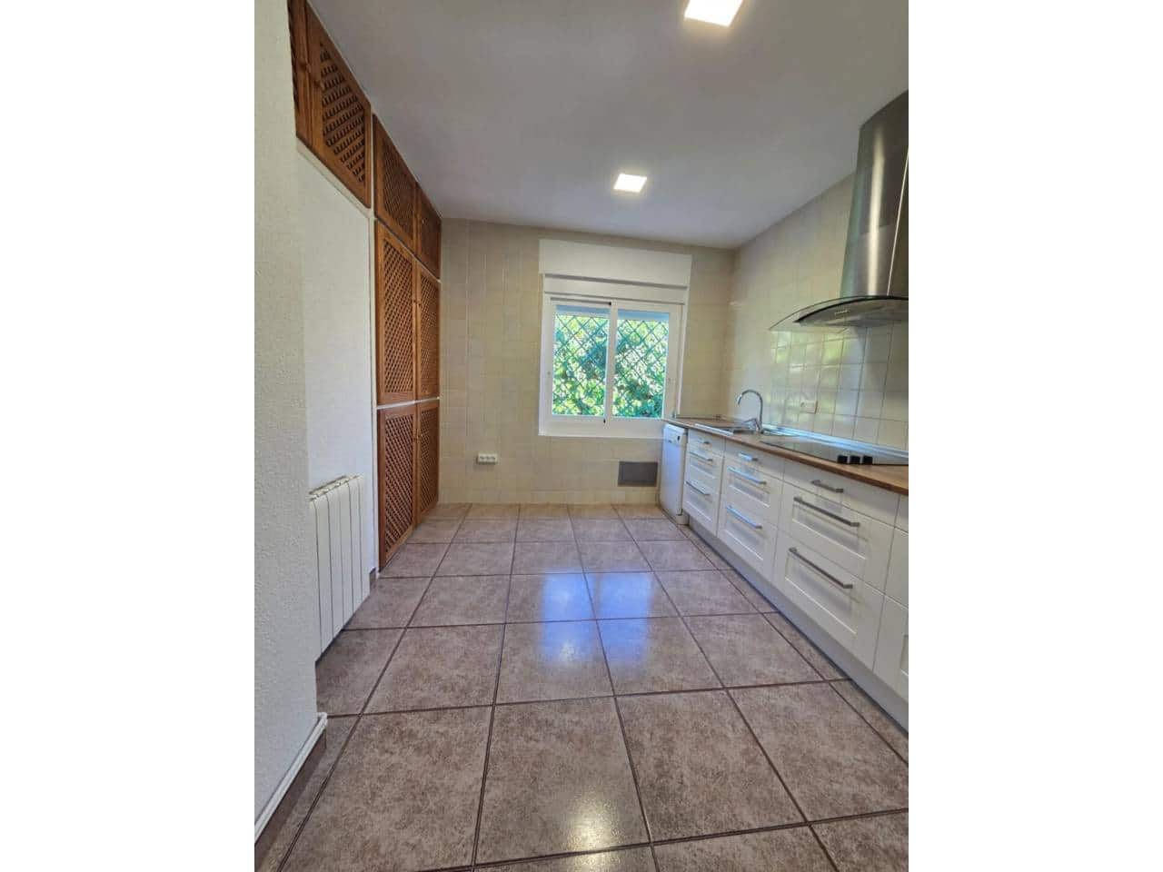 4 bedroom Villa for rent in El Campello with pool garage - € 2,000 (Ref: 9429114)