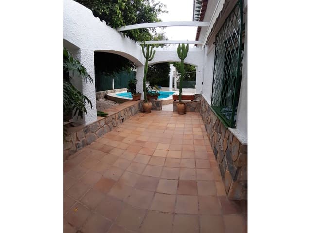 4 bedroom Villa for rent in El Campello with pool garage - € 2,000 (Ref: 9429114)