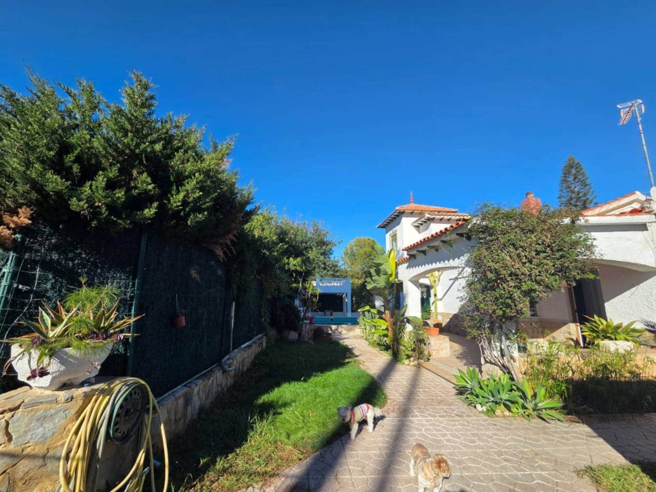 4 bedroom Villa for rent in El Campello with pool garage - € 2,000 (Ref: 9429114)