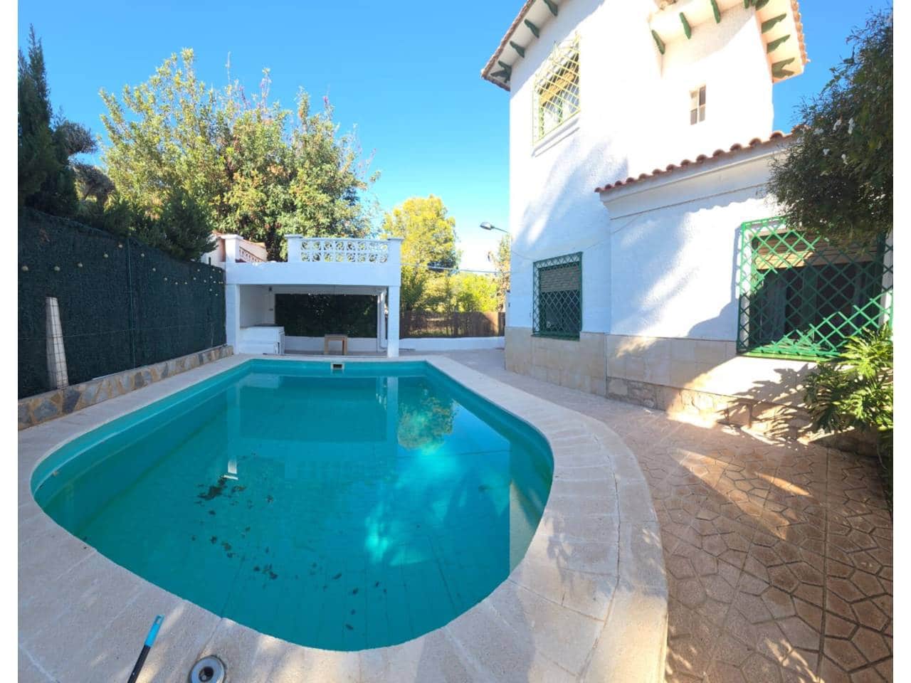 4 bedroom Villa for rent in El Campello with pool garage - € 2,000 (Ref: 9429114)