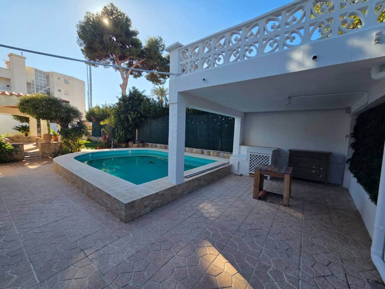 4 bedroom Villa for rent in El Campello with pool garage - € 2,000 (Ref: 9429114)