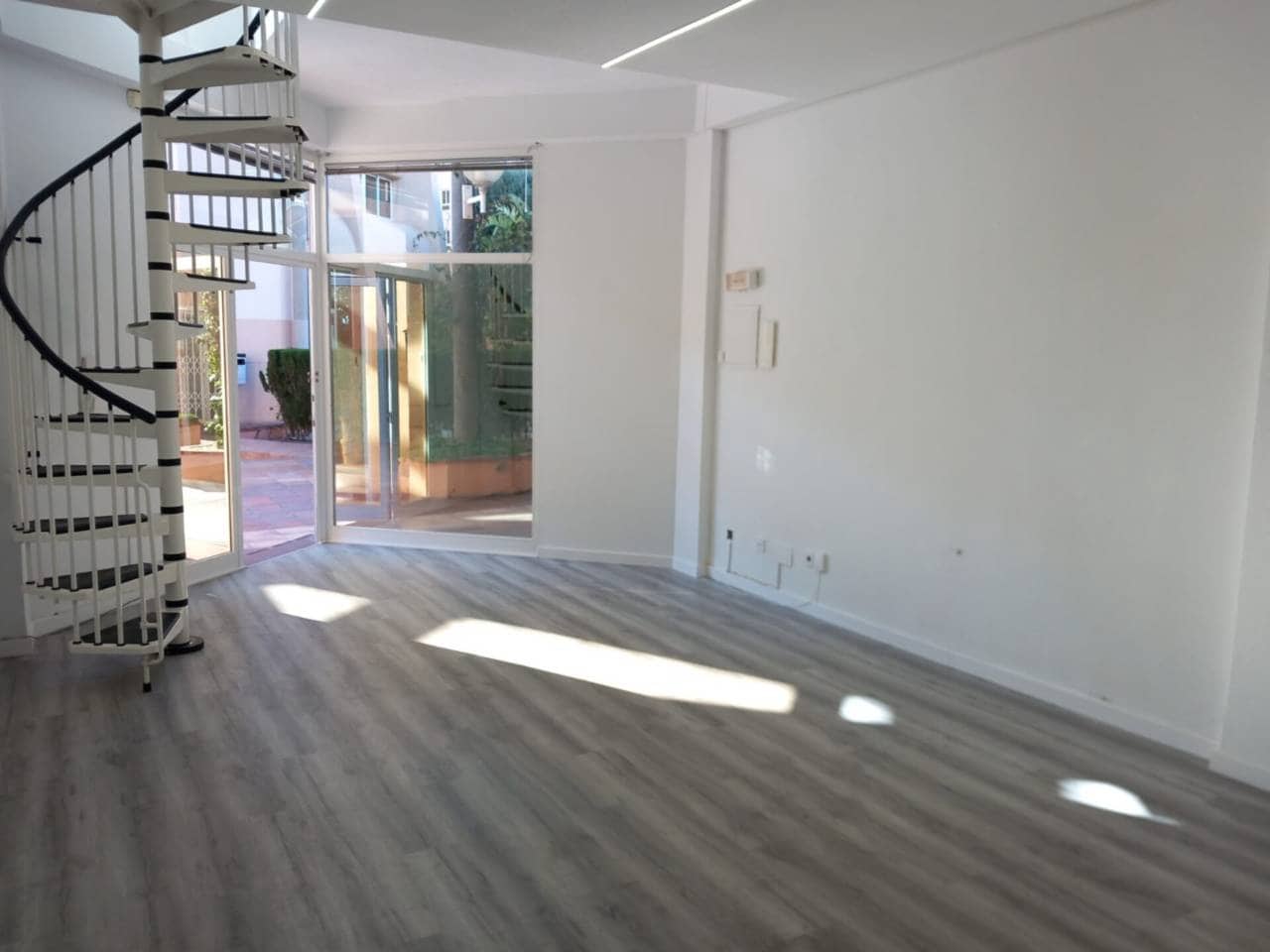 Erhverv til leje i Alicante by - € 800 (Ref: 9793846)