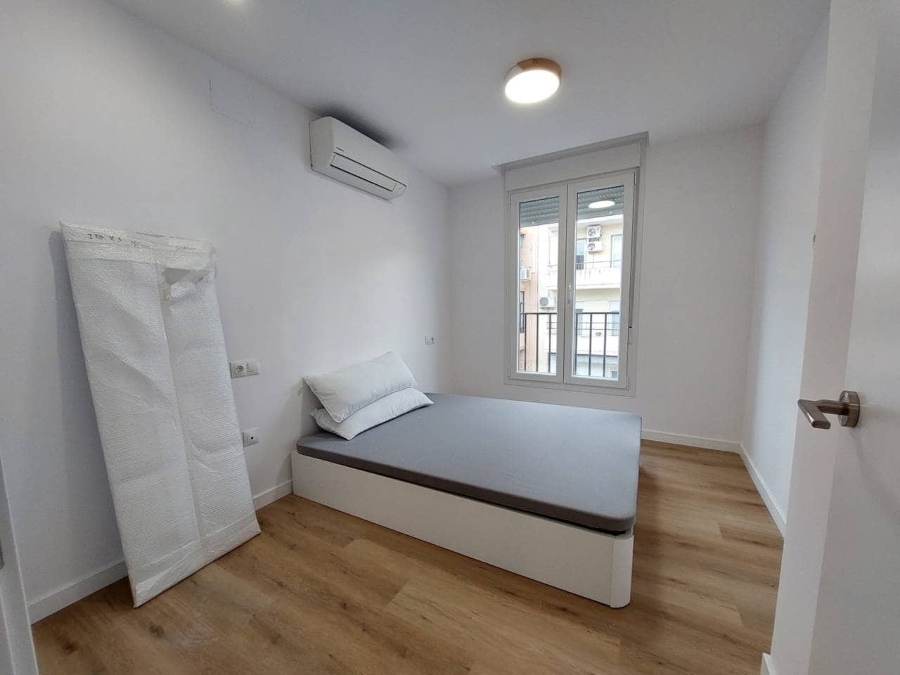 1 slaapkamer Flat te huur in Alicante stad - € 890 (Ref: 9816490)