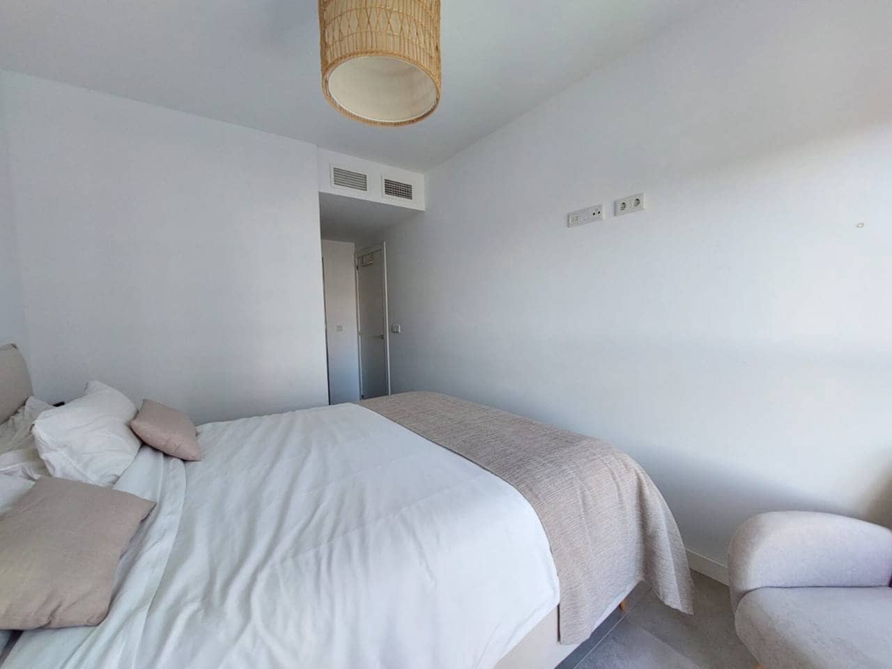 2 soverom Leilighet til salgs i Alicante by med svømmebasseng garasje - € 620 000 (Ref: 9861409)