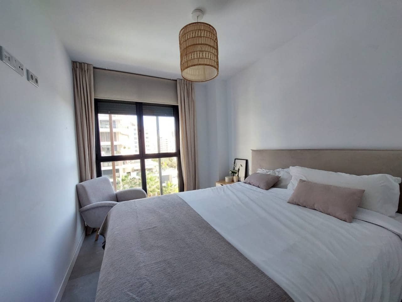 2 soverom Leilighet til salgs i Alicante by med svømmebasseng garasje - € 620 000 (Ref: 9861409)