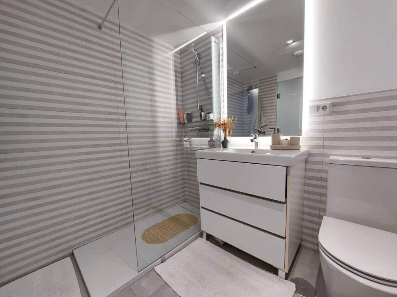 2 soverom Leilighet til salgs i Alicante by med svømmebasseng garasje - € 620 000 (Ref: 9861409)