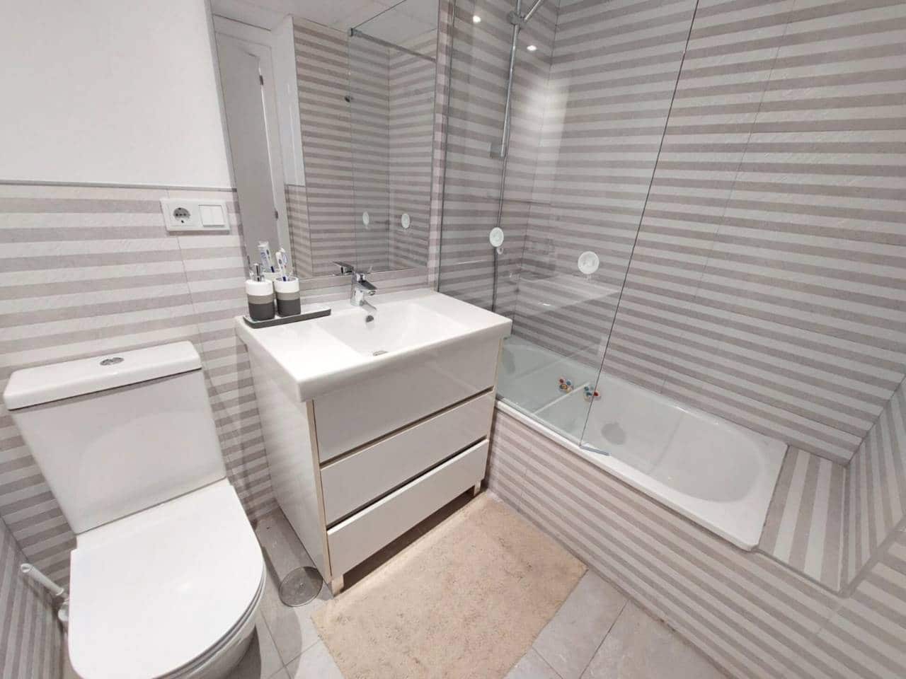 2 soverom Leilighet til salgs i Alicante by med svømmebasseng garasje - € 620 000 (Ref: 9861409)