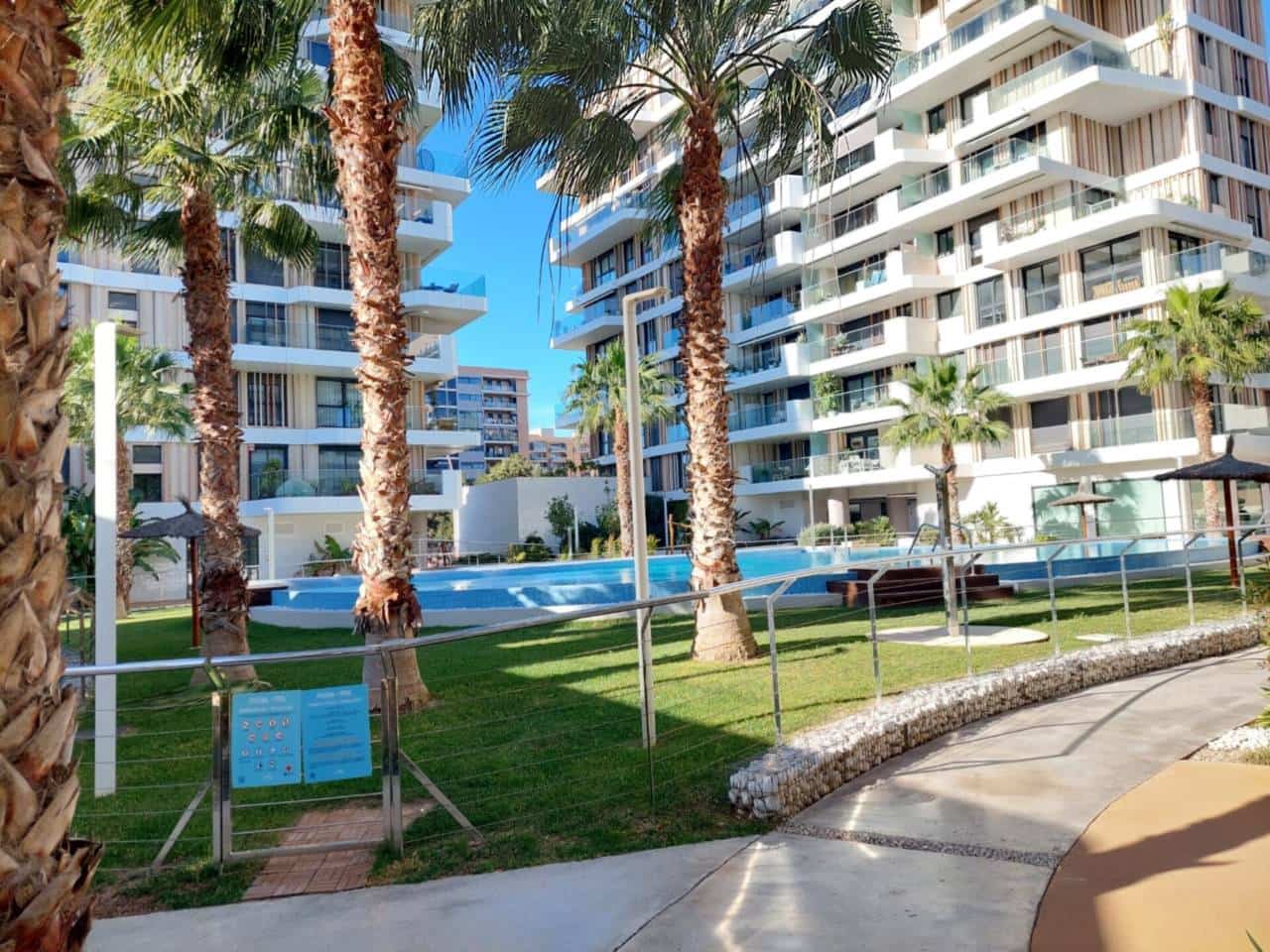 2 soverom Leilighet til salgs i Alicante by med svømmebasseng garasje - € 620 000 (Ref: 9861409)