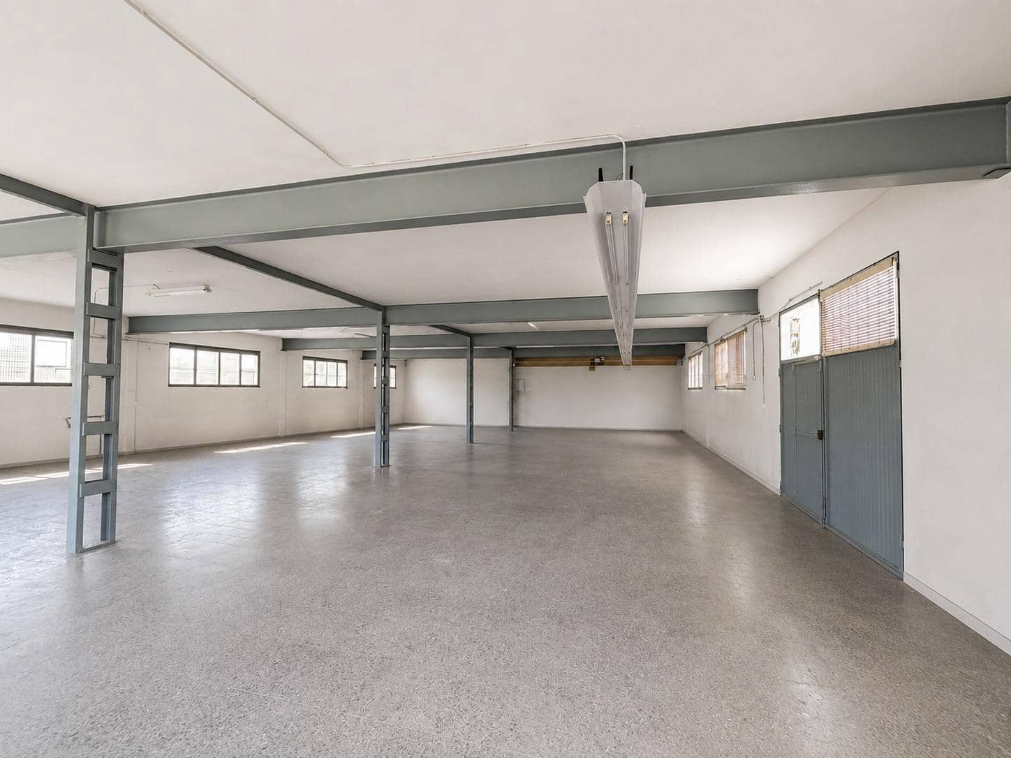 Bedrift til salgs i Almansa med garasje - € 600 000 (Ref: 10004167)
