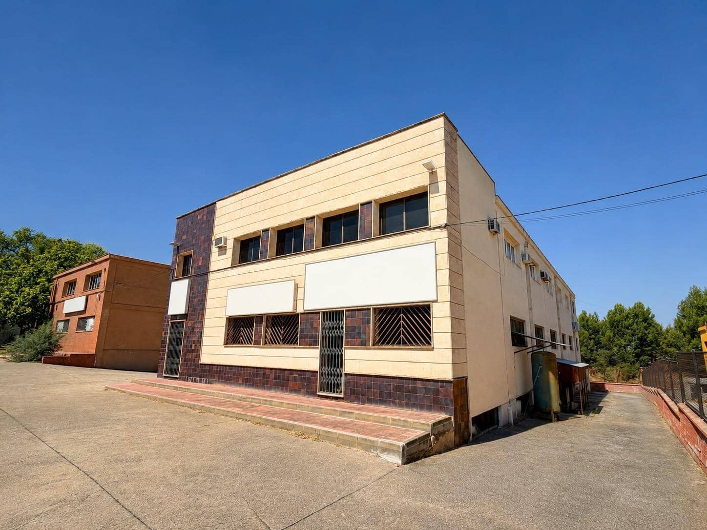 Bedrift til salgs i Almansa med garasje - € 600 000 (Ref: 10004167)