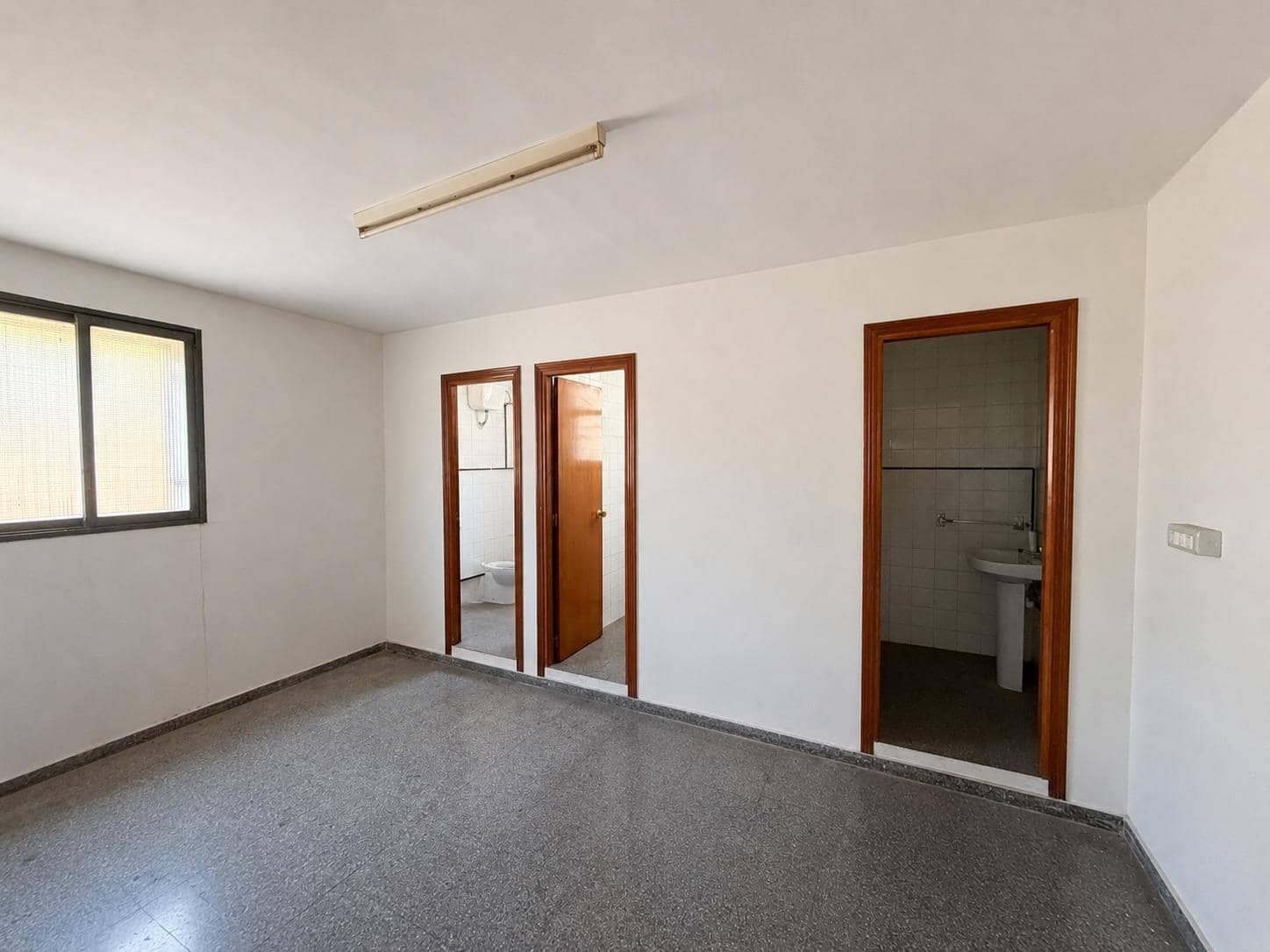 Bedrift til salgs i Almansa med garasje - € 600 000 (Ref: 10004167)