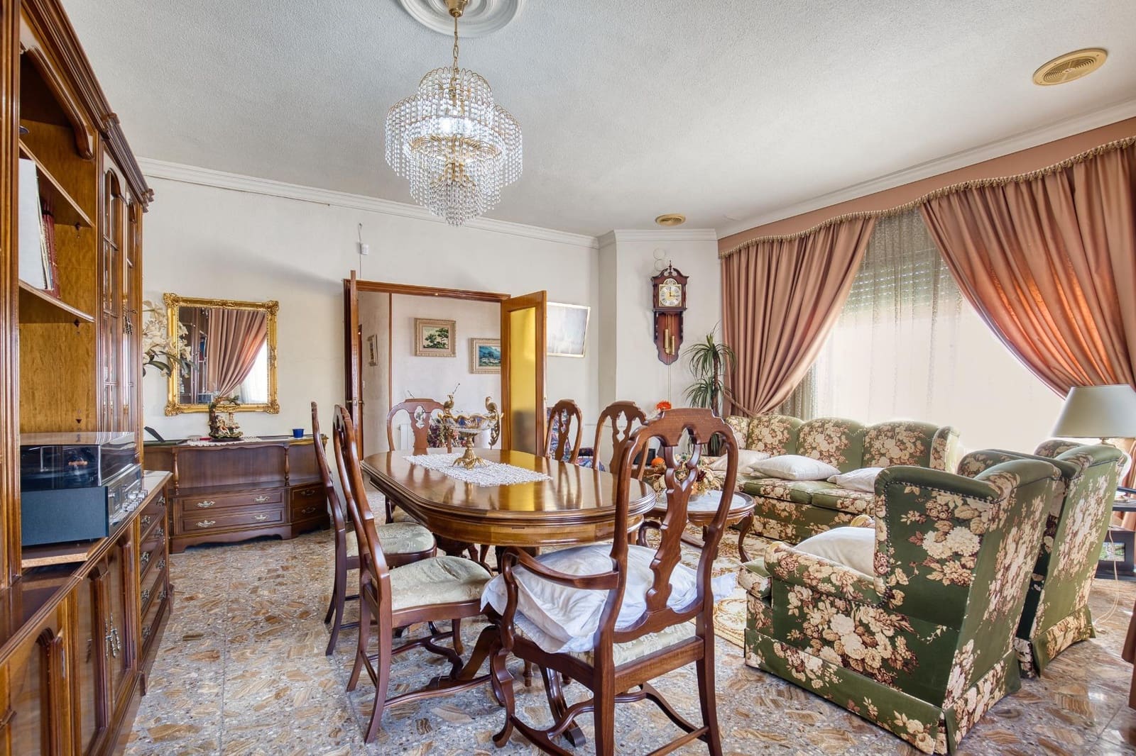 5 bedroom Villa for sale in Orihuela with garage - € 299,900 (Ref: 10009095)