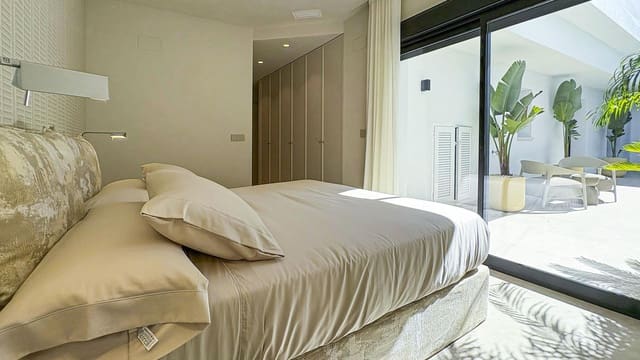 Chalet de 4 habitaciones en Rojales en venta con piscina garaje - 810.750 € (Ref: 10011474)