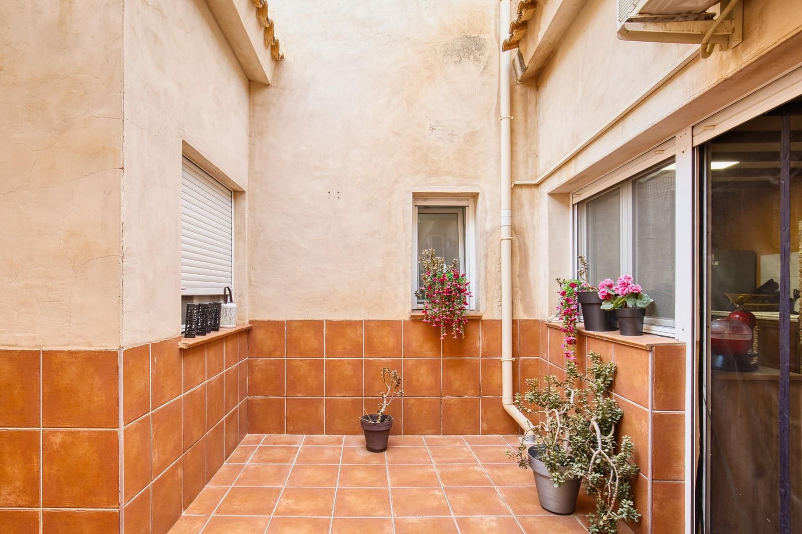 6 bedroom Townhouse for sale in Novelda with garage - € 335,000 (Ref: 10011475)