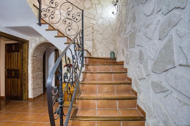 6 bedroom Townhouse for sale in Novelda with garage - € 335,000 (Ref: 10011475)