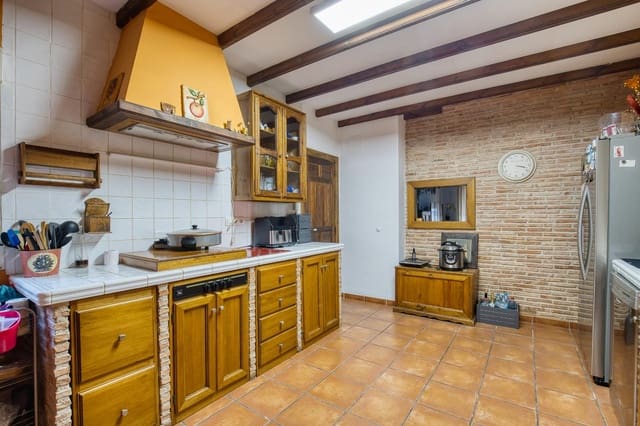 6 bedroom Townhouse for sale in Novelda with garage - € 335,000 (Ref: 10011475)