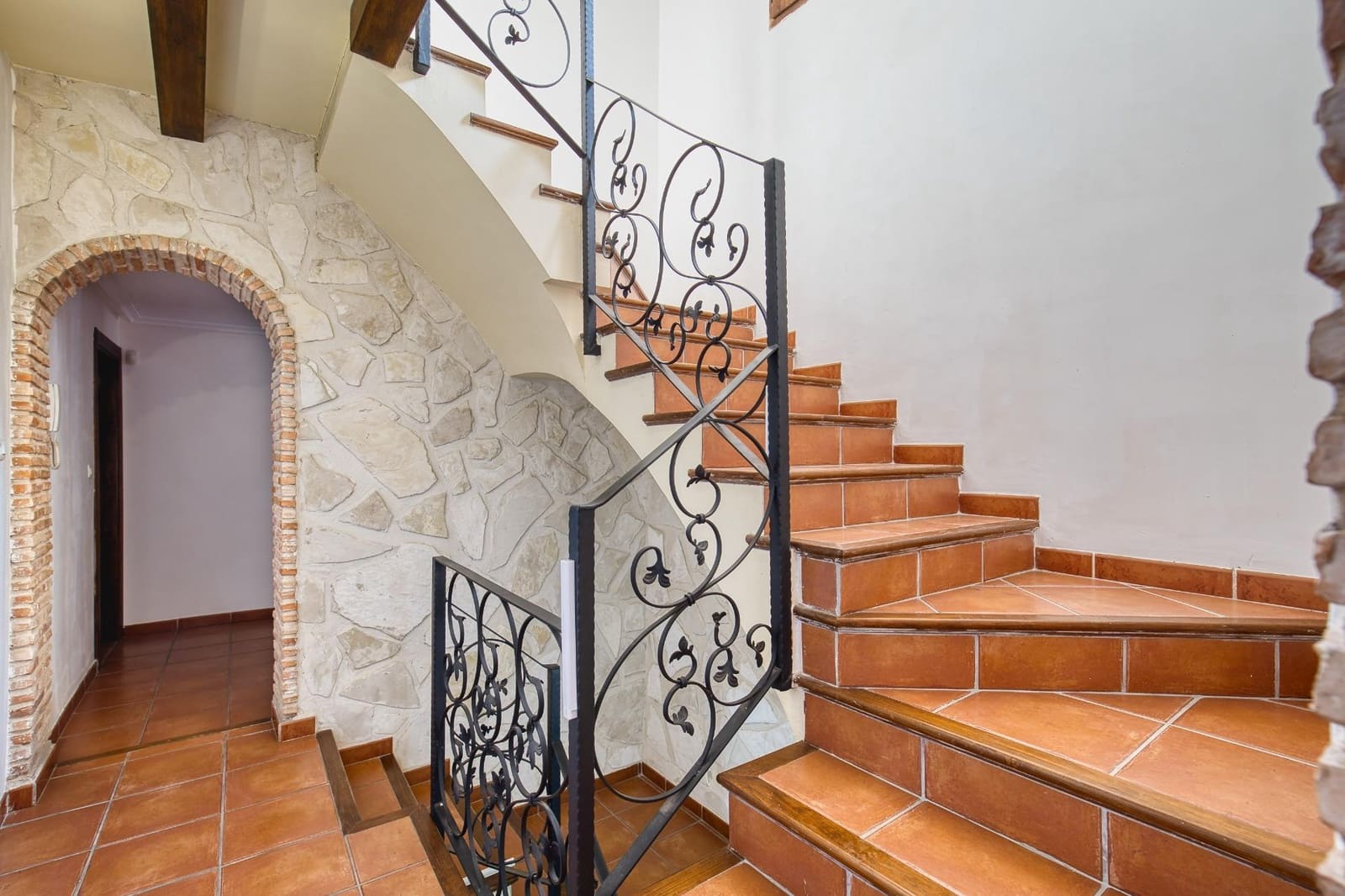 6 bedroom Townhouse for sale in Novelda with garage - € 335,000 (Ref: 10011475)