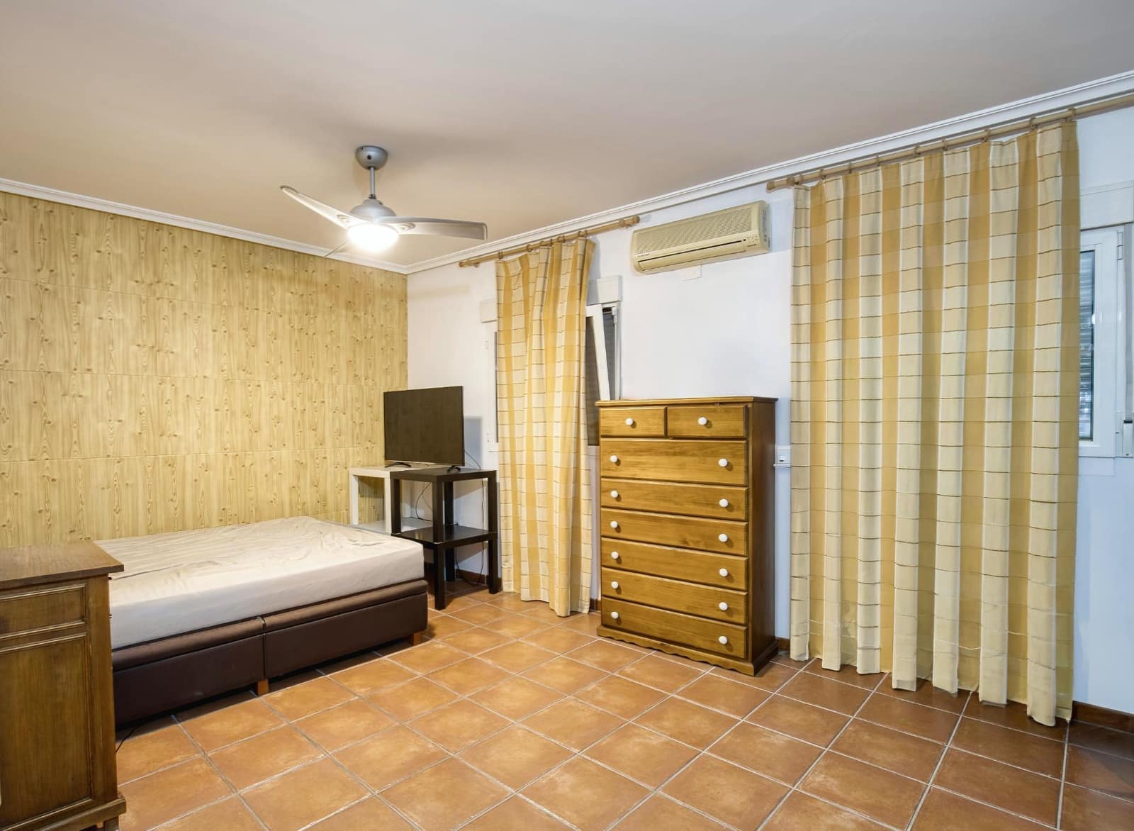 6 bedroom Townhouse for sale in Novelda with garage - € 335,000 (Ref: 10011475)