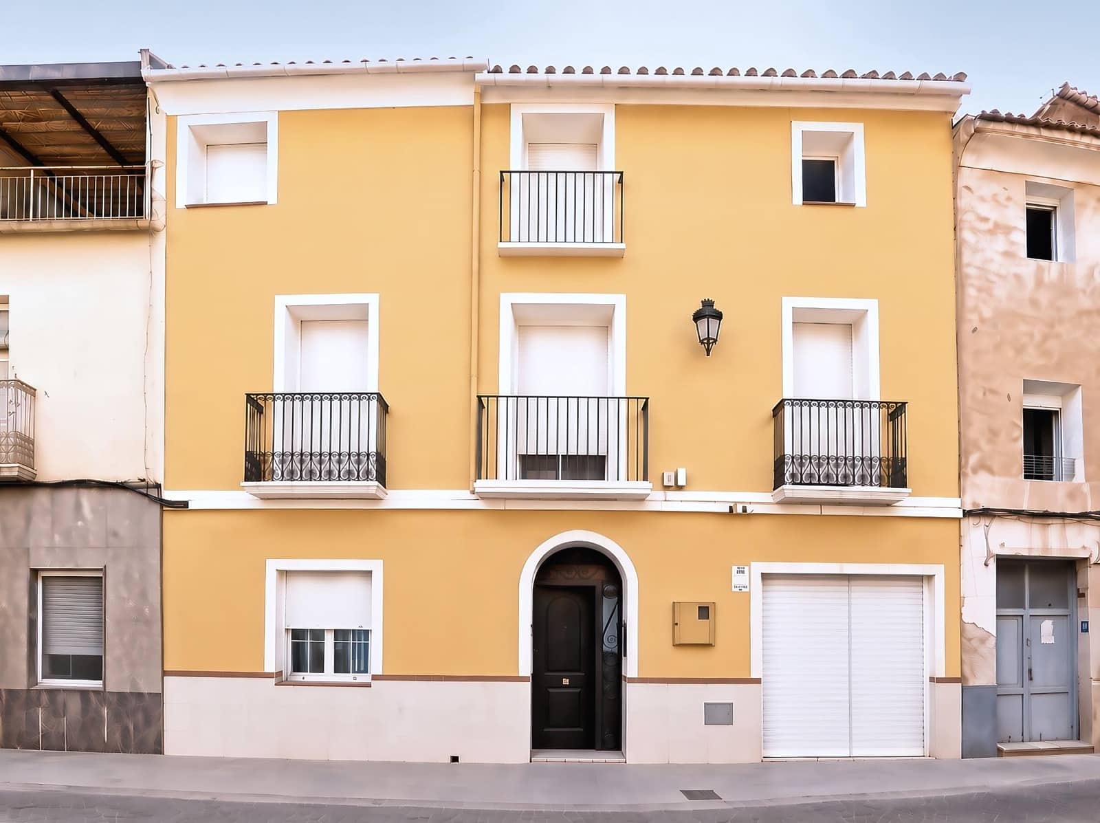 6 bedroom Townhouse for sale in Novelda with garage - € 335,000 (Ref: 10011475)