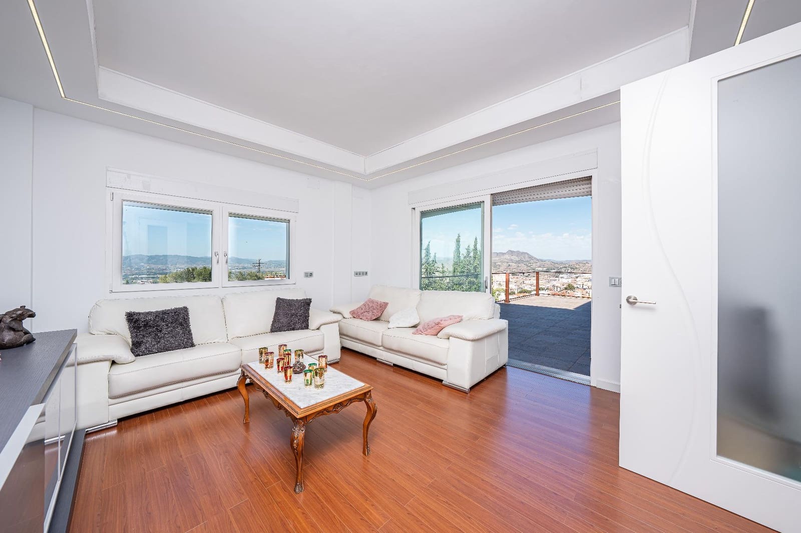5 bedroom Villa for sale in Petrel / Petrer with pool garage - € 586,000 (Ref: 10013353)