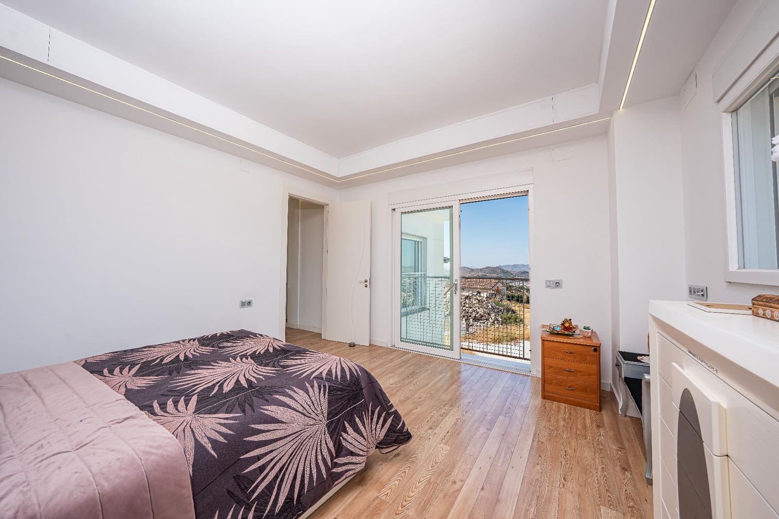 5 bedroom Villa for sale in Petrel / Petrer with pool garage - € 586,000 (Ref: 10013353)
