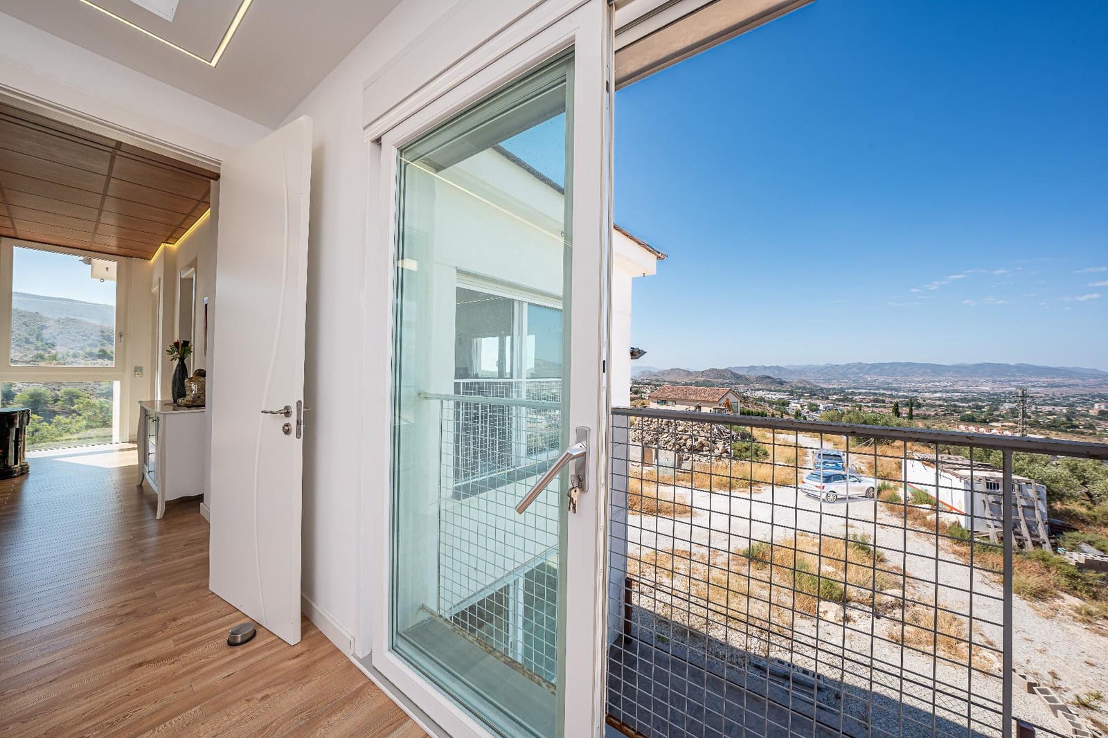 5 bedroom Villa for sale in Petrel / Petrer with pool garage - € 586,000 (Ref: 10013353)