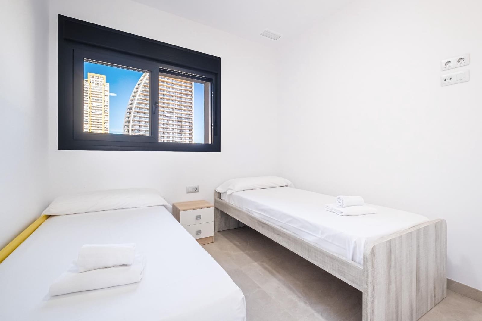 2 bedroom Apartment for rent in Benidorm with pool - € 2,200 (Ref: 10019215)