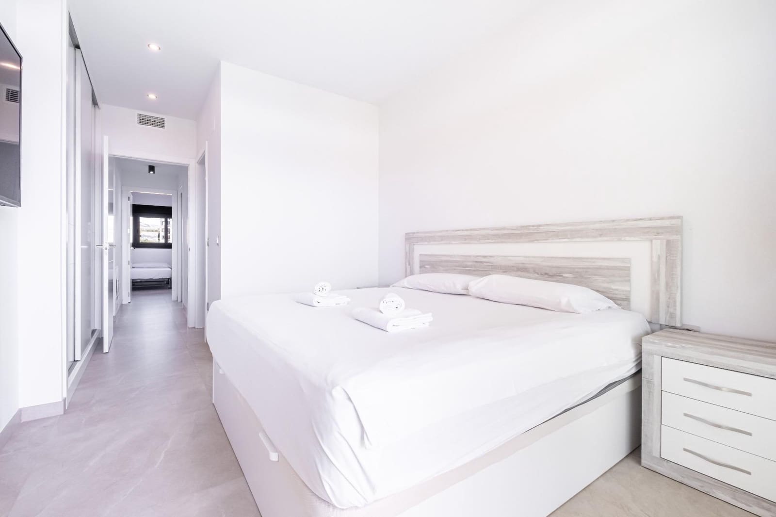 2 bedroom Apartment for rent in Benidorm with pool - € 2,200 (Ref: 10019215)