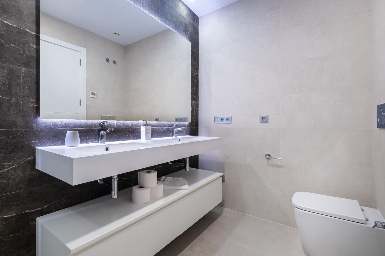2 bedroom Apartment for rent in Benidorm with pool - € 2,200 (Ref: 10019215)