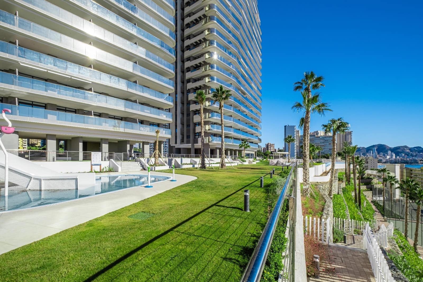 2 bedroom Apartment for rent in Benidorm with pool - € 2,200 (Ref: 10019215)