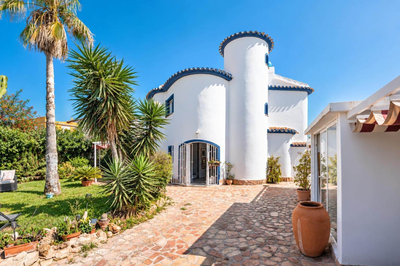 4 bedroom Villa for sale in Denia with garage - € 685,000 (Ref: 10055285)