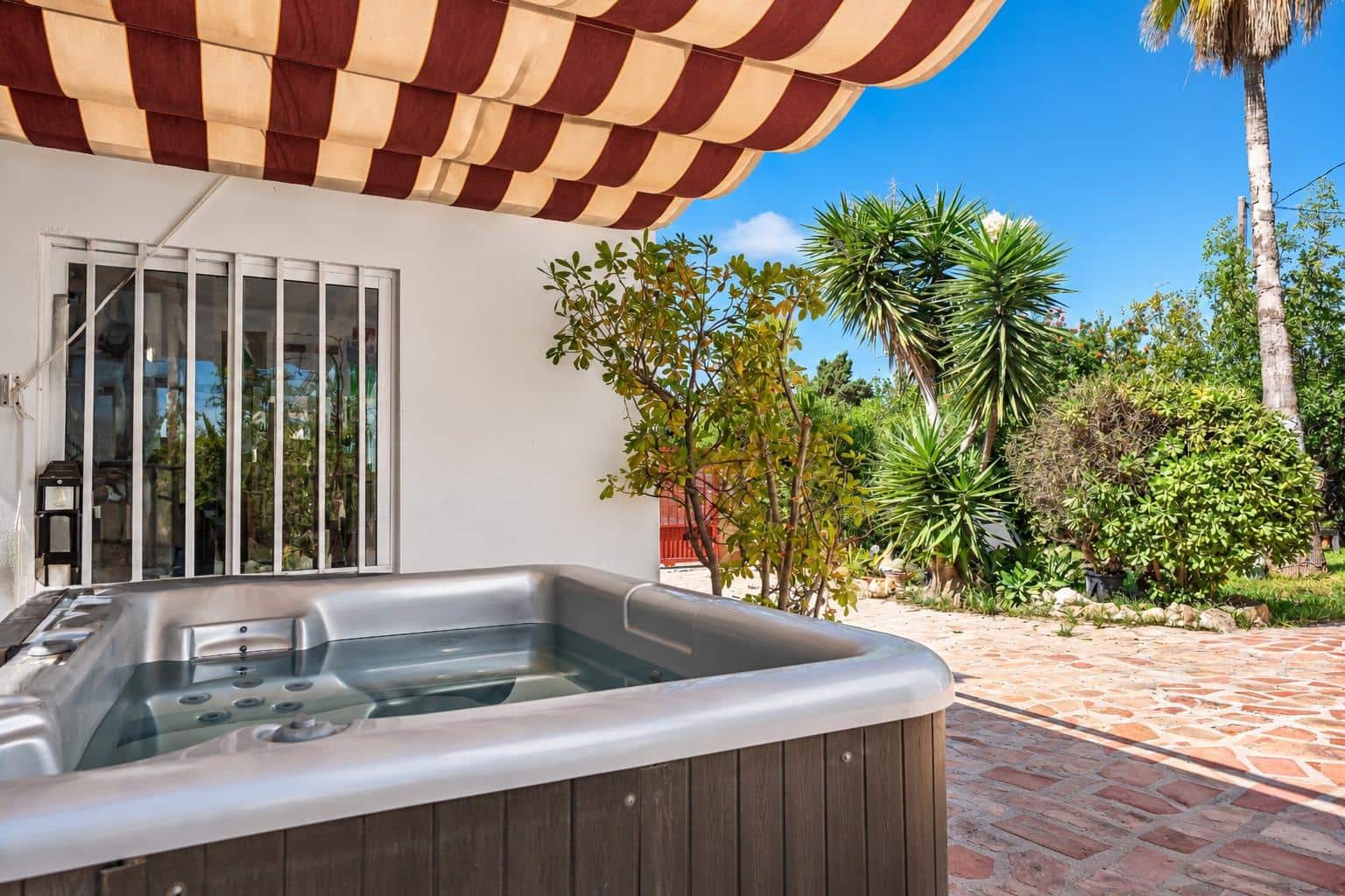 4 bedroom Villa for sale in Denia with garage - € 685,000 (Ref: 10055285)