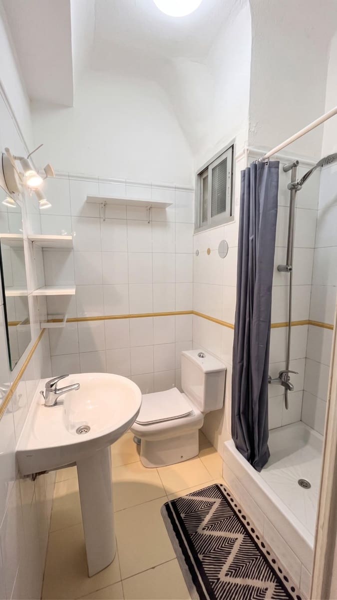 Appartement de 2 chambres à louer à Alicante ville - 900 € (Ref: 10086150)
