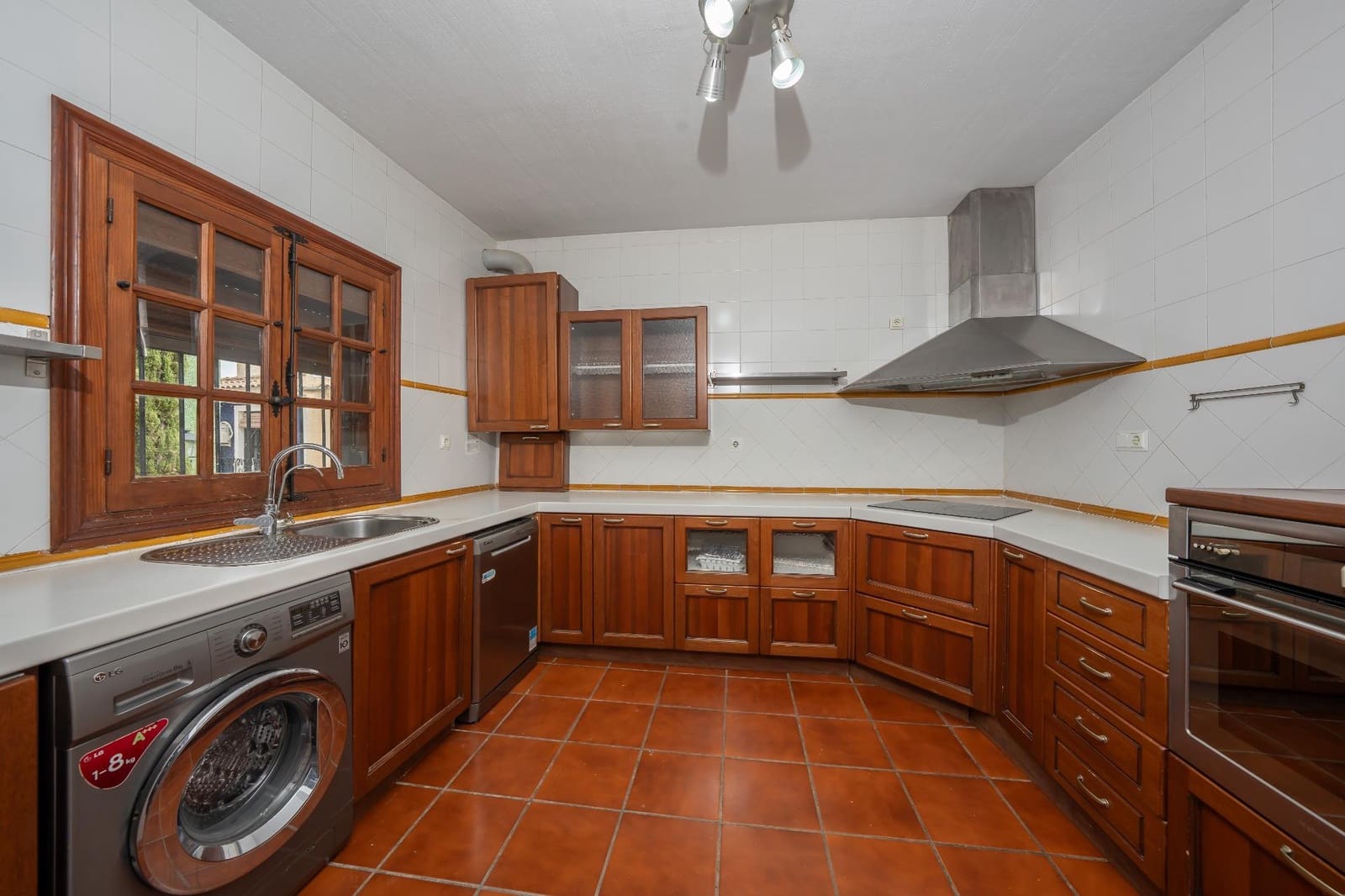 3 bedroom Bungalow for sale in El Campello with pool garage - € 650,000 (Ref: 10100444)