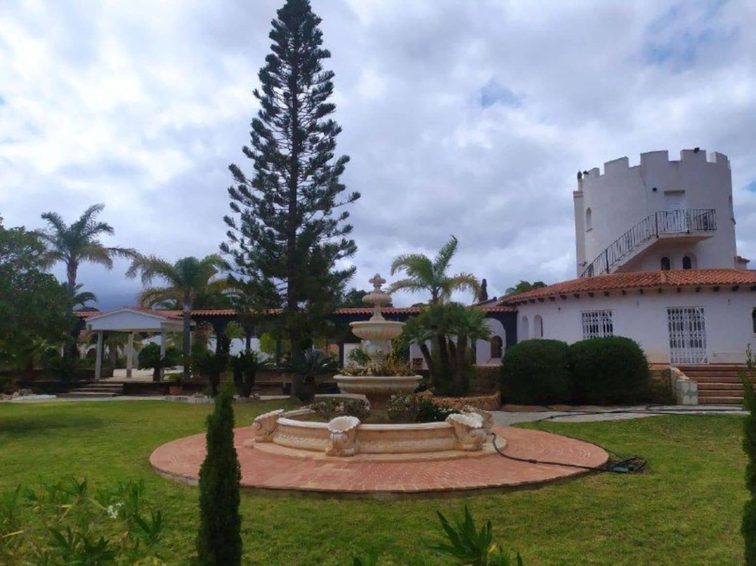 Apartment for sale in Alfaz del Pi / L'Alfas del Pi - € 5,499,000 (Ref: 8071637)