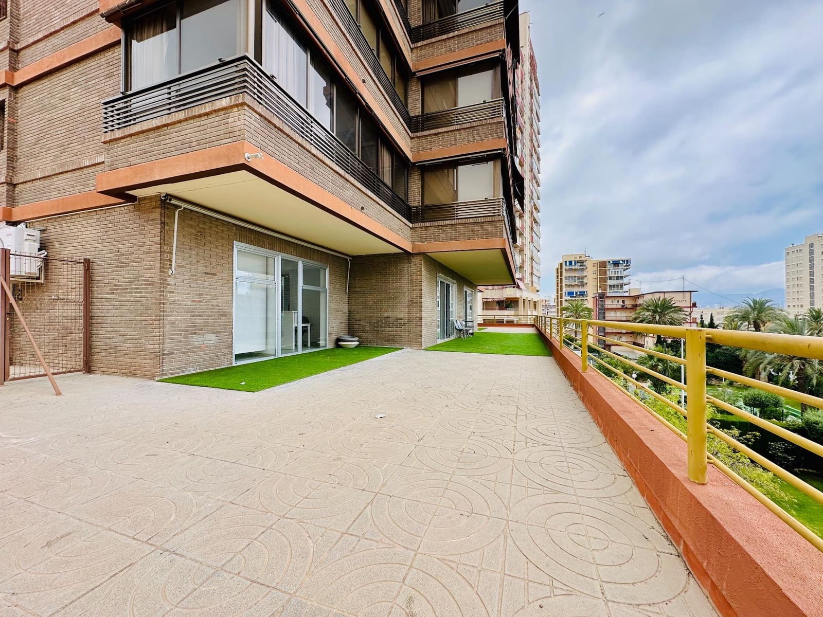 Kantoor te huur in Benidorm - € 550 (Ref: 8371150)