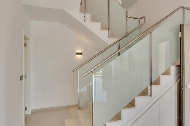 5 Zimmer Villa zu verkaufen in Oliva mit Pool - 899.000 € (Ref: 8394881)