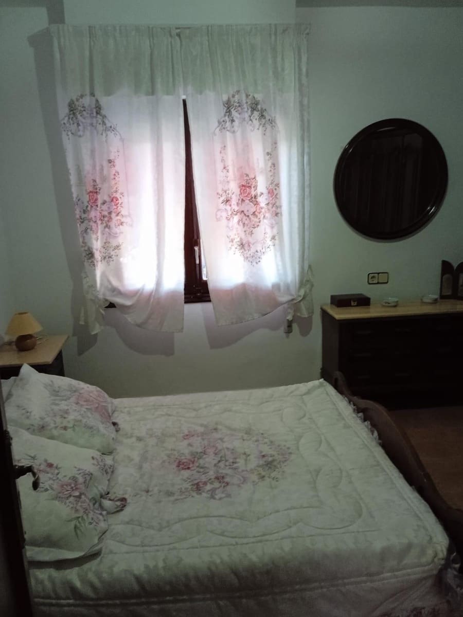 5 bedroom Villa for sale in Perleta with garage - € 399,000 (Ref: 8423301)