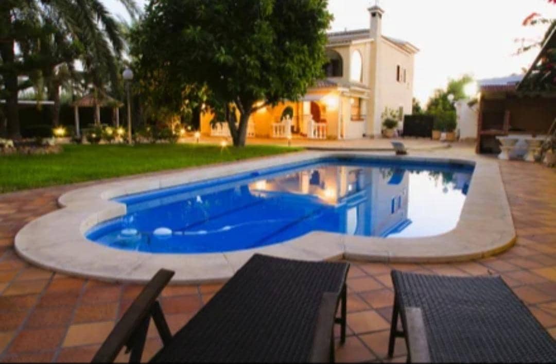 7 bedroom Villa for sale in Las Bayas with garage - € 735,000 (Ref: 8423308)