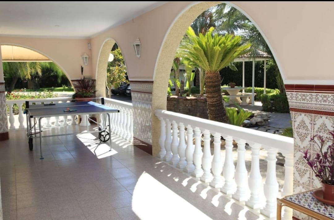 7 bedroom Villa for sale in Las Bayas with garage - € 735,000 (Ref: 8423308)