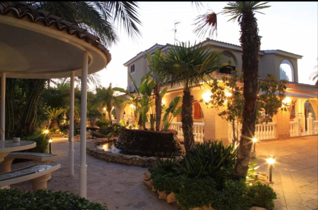 7 bedroom Villa for sale in Las Bayas with garage - € 735,000 (Ref: 8423308)