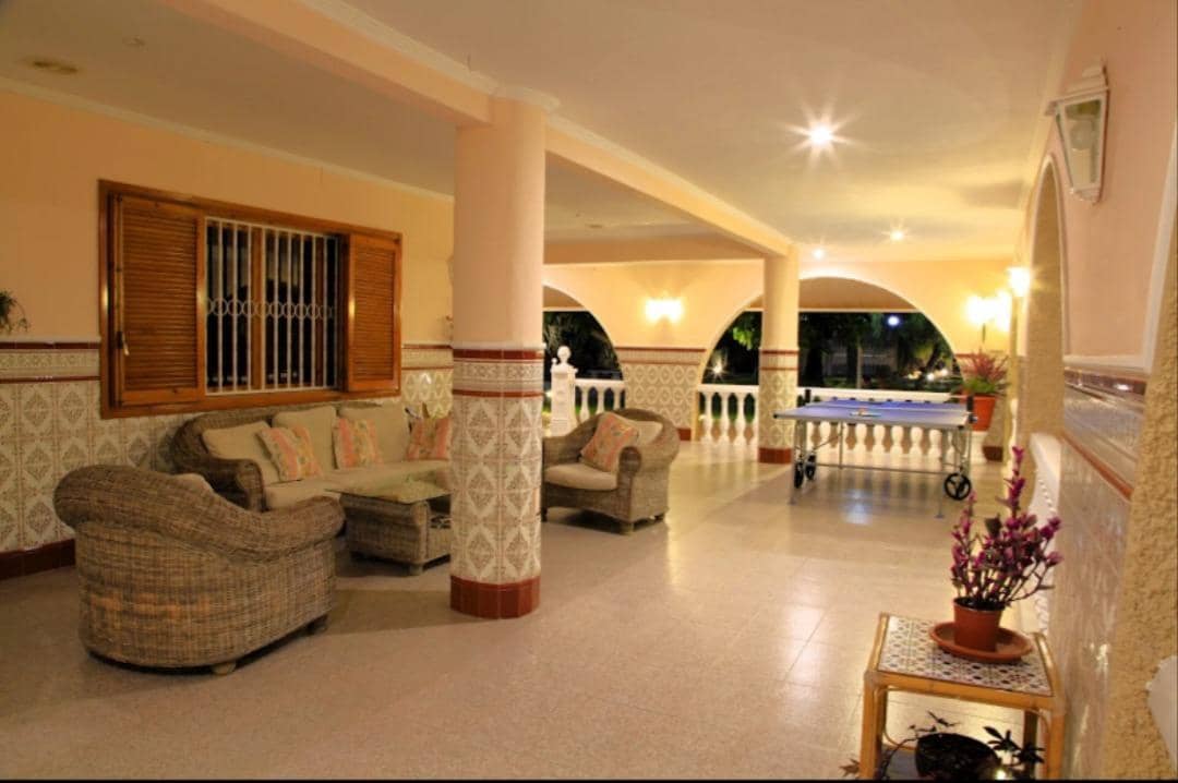 7 bedroom Villa for sale in Las Bayas with garage - € 735,000 (Ref: 8423308)