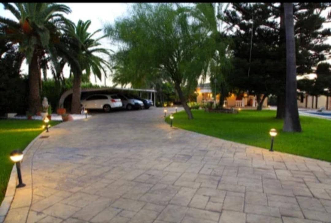 7 bedroom Villa for sale in Las Bayas with garage - € 735,000 (Ref: 8423308)